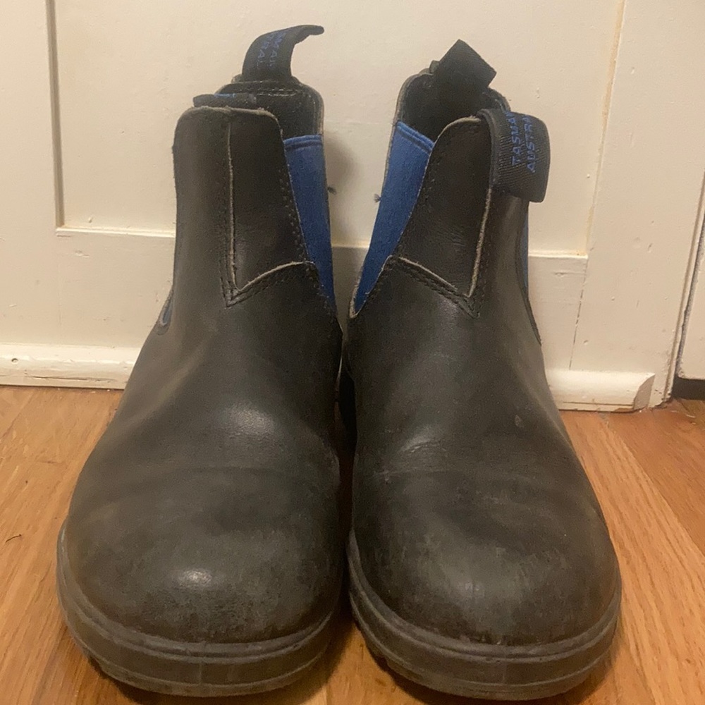 Great condition black leather Blundstones!